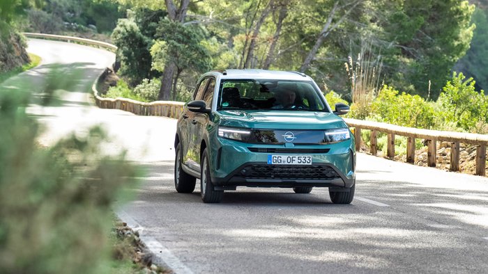 Opel Frontera in der Frontansicht auf einer Bergstraße
