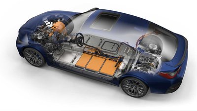 Modell eines BMW i4 mit Innenansicht.