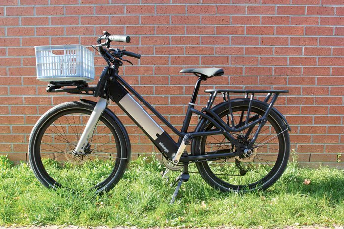 Das Ahooga Modular LowStep Fahrrad steht vor einer Mauer.