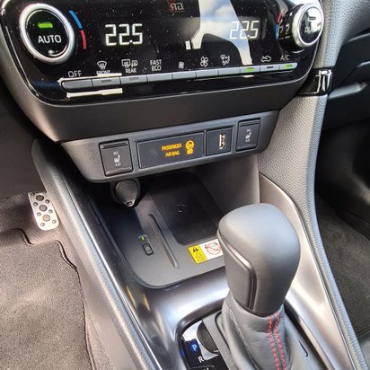 Die Mittelkonsole eines Autos ist zu sehen.