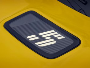 Ladestandanzeige des Renault 5 E-Tech auf der Haube in Nahaufnahme.