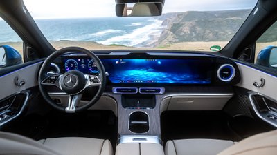 Cockpit des Mercedes GLC 400 4-Matic Elektro mit großem Touchscreen.