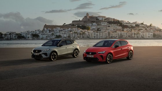 Seat Arona 2026 und Seat Ibiza 2026 stehen nebeneinander.