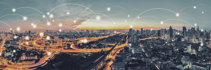 Eine Stadt von oben in der Dämmerung.