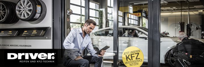 Ein Mann in einem Driver Geschäft, schaut auf sein Ipad.