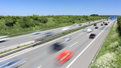 Fließender Verkehr auf einer deutschen Autobahn