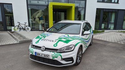 VW Golf 7 Variant als Elektro-Umbau mit auffälliger Folierung.