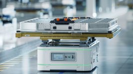 E-Auto-Akku wird auf einer Produktionslinie in einer modernen E-Auto-Fabrik transportiert.