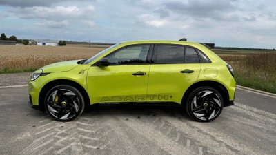 Abarth 600e in der Seitenansicht. 