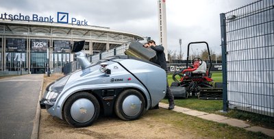 Das Roboterauto EDAGCitybot sammelt Grünschnitt ein. 