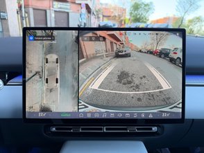 Blick auf den Monitor mit Bild der Rückfahrkamera des Xpeng P7+ .