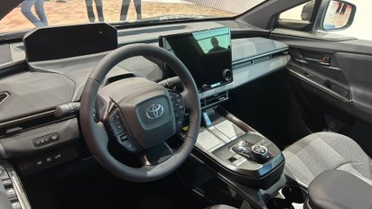 Cockpit des Toyota bZ4X 