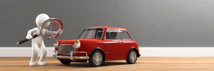 Kleines Männchen nimmt Modellauto unter die Lupe.