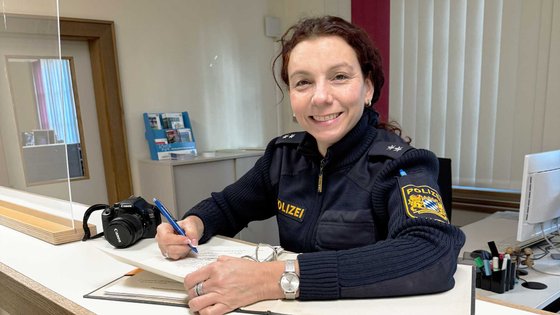 Polizistin registriert Pedelec in der Fahrradhalterdatei.