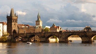 Blick auf die Karlsbrücke in Prag.