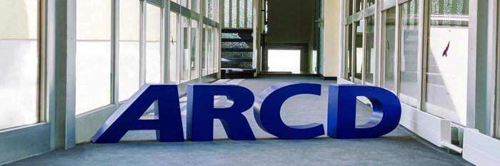 3D-Objekt von ARCD-Logo in einem Büroflur.